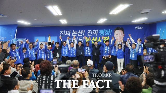 9일 오인환 더불어민주당 논산시장 예비후보 개소식에서 민주당 주요 인사와 논산시의원 선거에 출마한 예비후보들이 참석해 필승을 다짐하고 있다. /오인환 캠프
