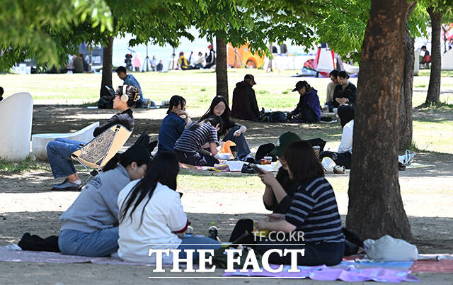9일 오전 서울 여의도 한강공원을 찾은 시민들이 휴식을 취하고 있다. /박헌우 기자