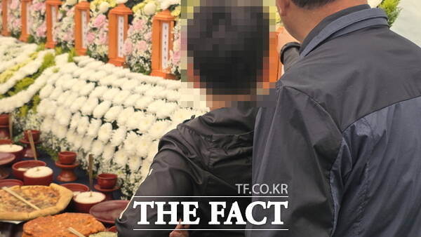대전 안전공업 화재 참사 희생자 추모식이 9일 대전시 대덕구 문평동 문평근린공원에서 엄수된 가운데 한 희생자의 초등학생 자녀가 아빠의 이름이 적힌 위패를 어루만지며 마지막 인사를 나누고 있다. /정예준 기자