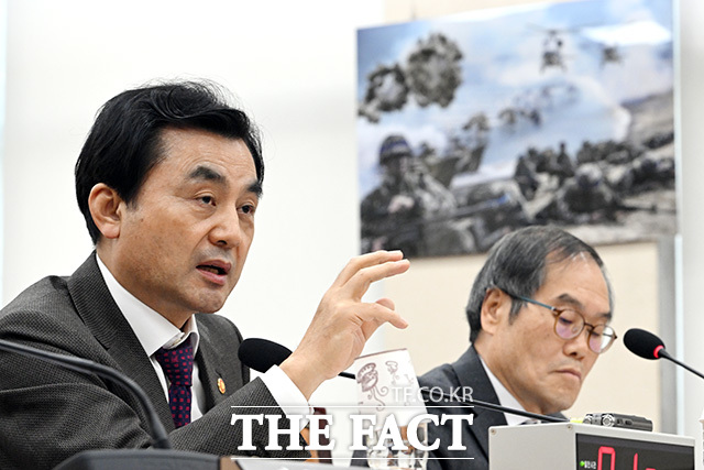 안규백 국방부장관(왼쪽)이 오는 11일(현지시각) 미국 워싱턴 D.C.를 방문해 전시작전통제권(전작권) 전환 등 한미 간 안보 현안을 논의한다. 사진은 안 장관이 지난 4월 14일 오후 서울 여의도 국회에서 열린 국방위원회 전체회의에서 의원 질의에 답하고 있는 모습. /국회=남용희 기자