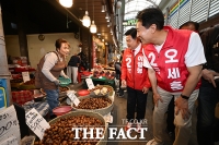  경동시장 상인에게 인사하는 오세훈 후보 [포토]