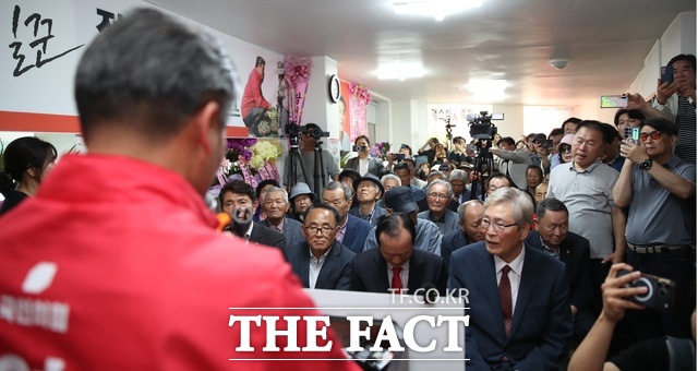 이날 개소식은 단순한 선거사무소 문을 여는 자리를 넘어, 성주 보수 진영이 하나로 뭉친 필승 결의의 장이었다. /정영길 후보 캠프