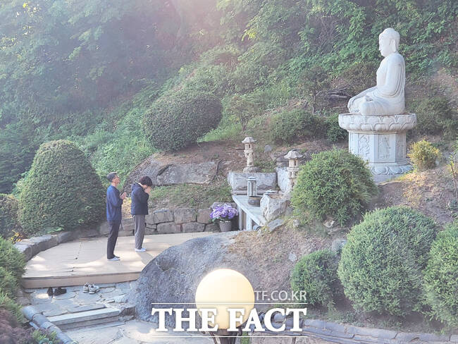 부석사를 찾은 관광객 부부가 합장을 하며 소원을 빌고 있다. /김성권 기자