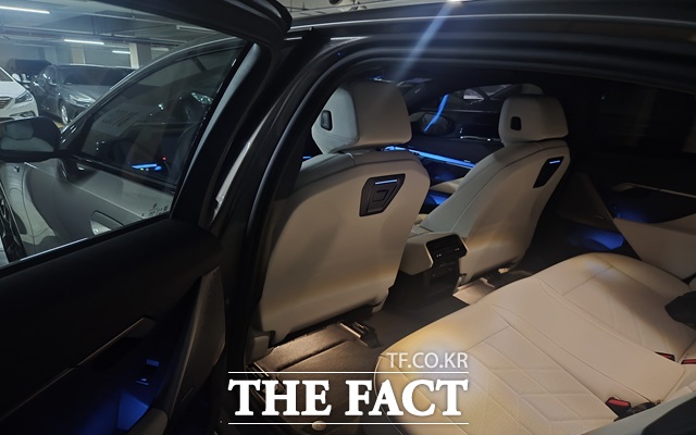 오승혁의 팩트 DRIVE는 프리미엄 세단의 대명사로 불리는 BMW 5 시리즈의 520i M 스포츠를 탑승했다. 레그룸과 헤드룸 모두 제법 여유가 있는 공간이 편의를 안겼다. /서울 마포구=오승혁 기자