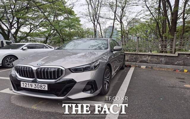 오승혁의 팩트 DRIVE는 프리미엄 세단의 대명사로 불리는 BMW 5 시리즈의 520i M 스포츠를 탑승했다. 매끄러운 디자인이 시선을 사로 잡는다. /서울 중구=오승혁 기자