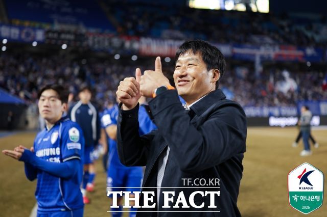 수원삼성 이정효 감독이 지난2월28일 서울이랜드와의 K리그2 시즌 개막전에서 승리한 뒤 관중들에게 인사하고 있다./수원=K리그