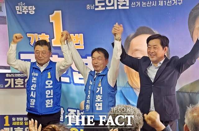 오인환 논산시장 예비후보(왼쪽)와 황명선 국히의원(오른쪽)이 기호엽 예비후보(가운대)의 선서사무소 개소식에 참석해 필승을 외치고 있다. /김형중 기자