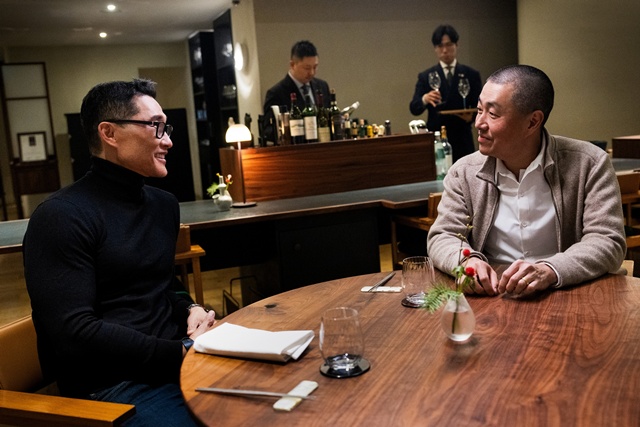 '케이-에브리띵'에 출연한 호스트 다니엘 대 킴과 한국인 최초 미쉐린 3스타 코리 리 셰프가 대화를 하고 있는 모습. /현대자동차
