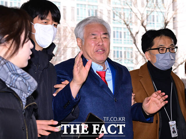 보석 석방 후 정치적 발언을 이어가고 있는 전광훈 목사가 도널드 트럼프 미국 대통령과의 면담 추진 계획을 언급했다. 사진은 전 목사가 지난 1월 15일 서울 마포구 서울서부지방법원에서 열린 구속적부심사에 출석한 모습. /이새롬 기자