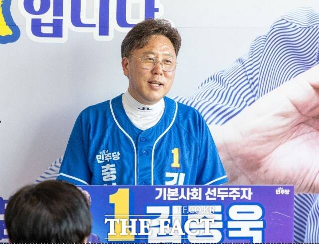 김종욱 더불어민주당 충남도의원 예비후보가 10일 논산시 내동에 위치한 자신의 선거사무소에서 개소식을 갖고 인사말을 하고 있다. /김형중 기자