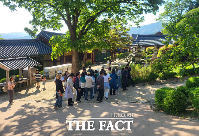 휴일인 10일 오후 유네스코 세계문화유산인 경북 영주 부석사가 많은 사람들로 붐비고 있다. /김성권 기자