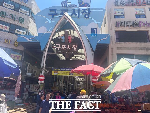 6·3 전국동시지방선거와 함께 치러지는 부산 북구갑 국회의원 보궐선거가 하정우 더불어민주당·박민식 국민의힘·한동훈 무소속 후보로 전국적 주목도가 높아지면서 민심이 요동치고 있다. 10일 오후 부산 북구 덕천동 구포시장에 시민들이 오가고 있는 모습. /부산=김시형 기자