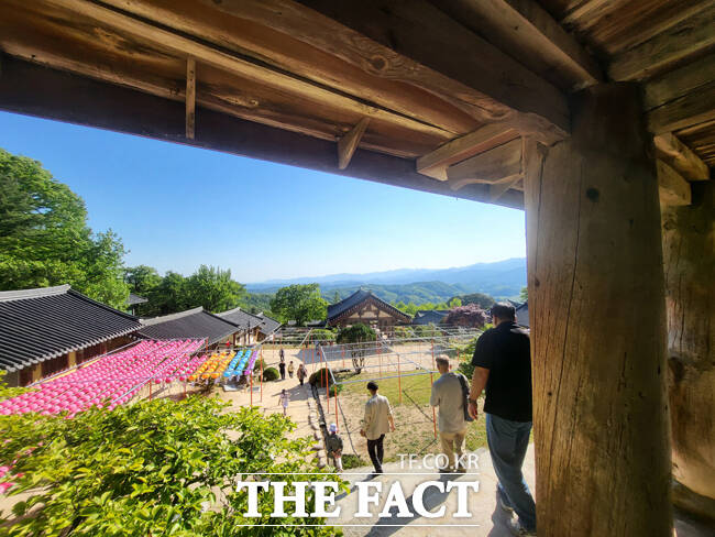 휴일인 10일 오후 유네스코 세계문화유산인 경북 영주 부석사에 많은 사람들로 붐비고 있다. /김성권 기자