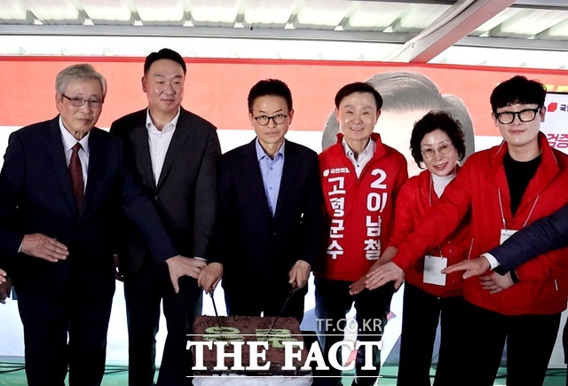 개소식 행사장 주변은 지지자들의 환호와 응원전으로 축제장을 방불케 했다. 이남철 후보는 이철우 경북지사 후보와 정희용 의원 등과 함께 필승을 다짐했다. /이남철 후보 캠프