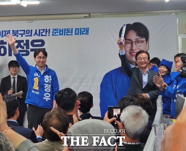 6·3 부산 북구갑 보궐선거에 출마한 하정우 더불어민주당 후보(왼쪽)가 선거사무소 개소식을 열고 전재수 부산시장 후보와의 '원팀'을 강조하며 북구 표심 잡기에 나섰다. /부산=서다빈 기자