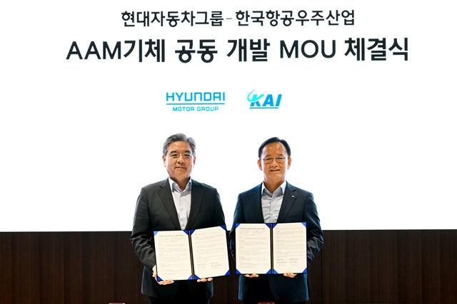 8일 서울 서초구 현대차·기아 본사에서 열린 'AAM 기체 공동 개발 업무협약(MOU) 체결식'에서 (왼쪽부터) 장재훈 현대차그룹 부회장과 김종출 KAI 사장이 기념촬영을 하고 있다. /현대차그룹