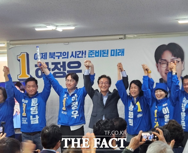하정우 더불어민주당 부산 북구갑 국회의원 보궐선거 후보가 10일 북구 덕천동에서 선거사무소 개소식을 열고 전재수 부산시장 후보와 손을 맞잡고 있다. /부산=서다빈 기자