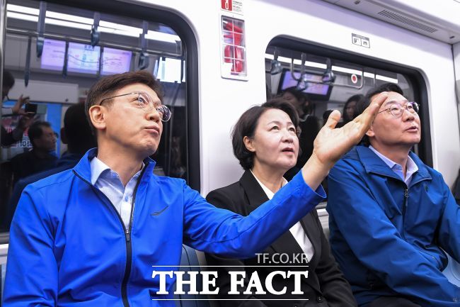 11일 오전 현근택 더불어민주당 용인시장 후보가 추미애 민주당 경기도지사 후보와 기흥구 구성역에서 GTX-A열차에 함께 탑승해 교통난 해소를 위한 원팀 연대를 하고 있다. /현근택 시장 후보 선거사무소