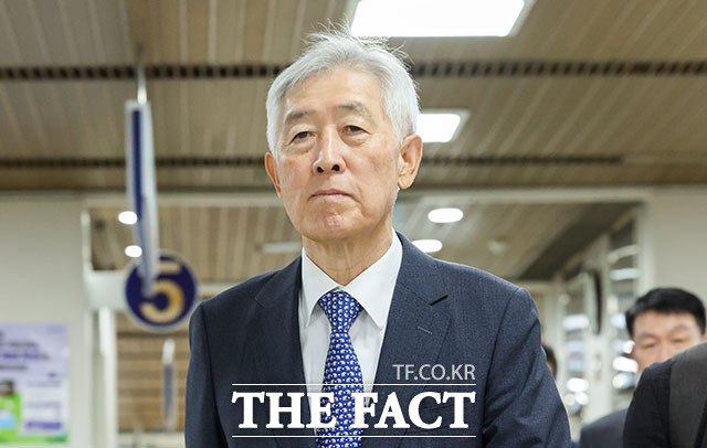 급식 일감 몰아주기로 계열사 삼성웰스토리를 부당 지원한 혐의를 받는 최지성 전 삼성전자 미래전략실장이 11일 오전 서울 서초구 서울중앙지방법원에 열린 공판에 출석하고 있다. /서예원 기자