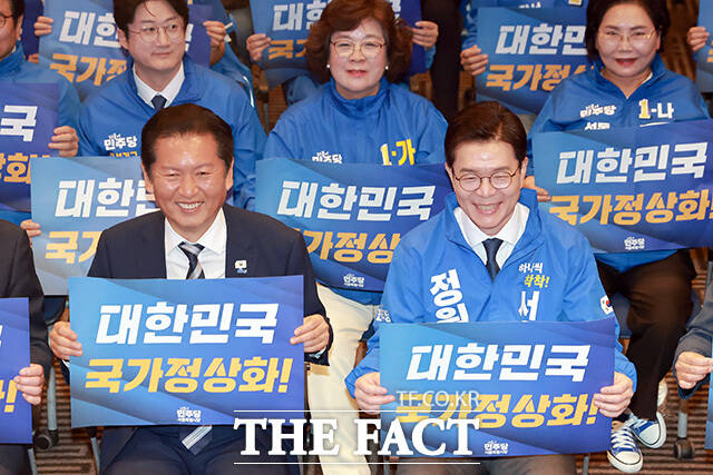 달리는 포즈로 필승 퍼포먼스 진행하는 김선우 서대문구의원 후보와 정원오 서울시장 후보, 김미경 은평구청장 후보, 임규호 서울시의원 후보(왼쪽부터).