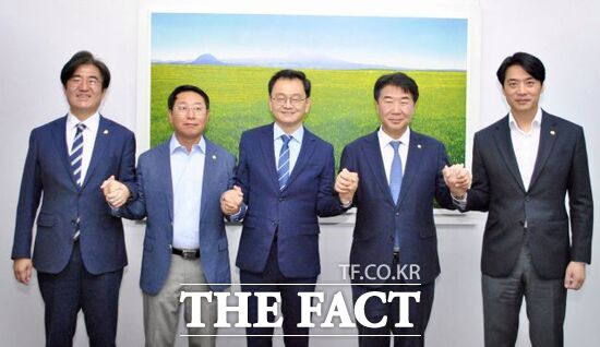 민경선 더불어민주당 고양시장 후보(가운데)가 지난 10일 국회에서 공천장을 받은 뒤 지역구 의원인 김성회·김영환·이기헌·한중호 의원(왼쪽부터) 등과 만나 양손을 맞잡고 본선 압승을 다짐하고 있다. /민경선 캠프