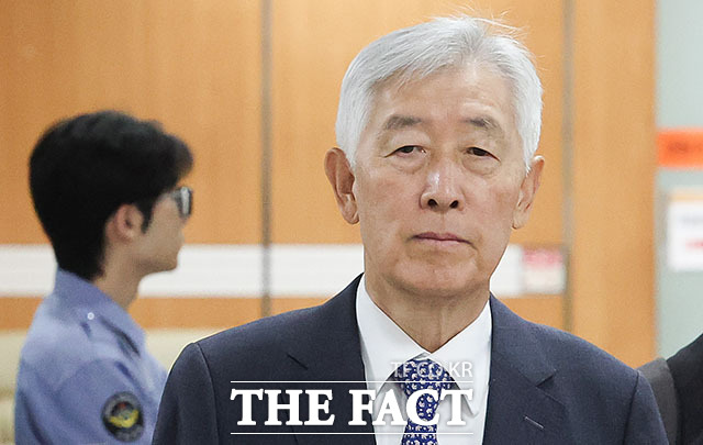 급식 일감 몰아주기로 계열사 삼성웰스토리를 부당 지원한 혐의를 받는 최지성 전 삼성전자 미래전략실장이 11일 오전 서울 서초구 서울중앙지방법원에 열린 공판에 출석하고 있다. /서예원 기자