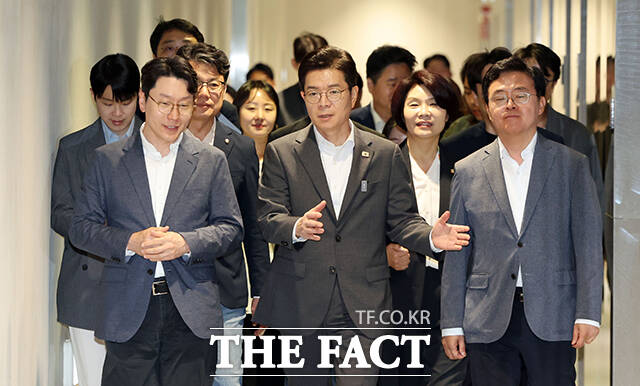 정원오 더불어민주당 서울시장 후보가 11일 서울 마포구 LG사이언스파크를 방문해 LG AI 첨단운전자 모니터링 시스템을 체험하고 있다. /국회사진기자단