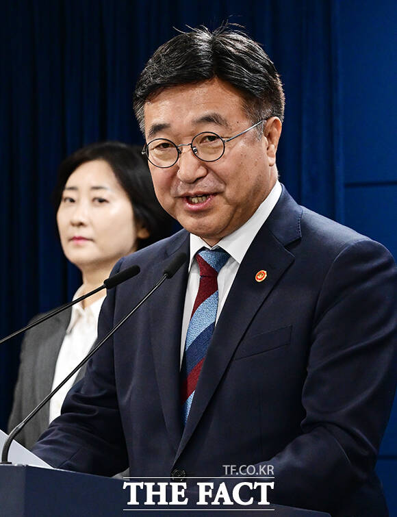 이스란 보건복지부 제1차관이 고유가 피해지원금 2차 지급 대상자 선정 기준을 브리핑하고 있다.