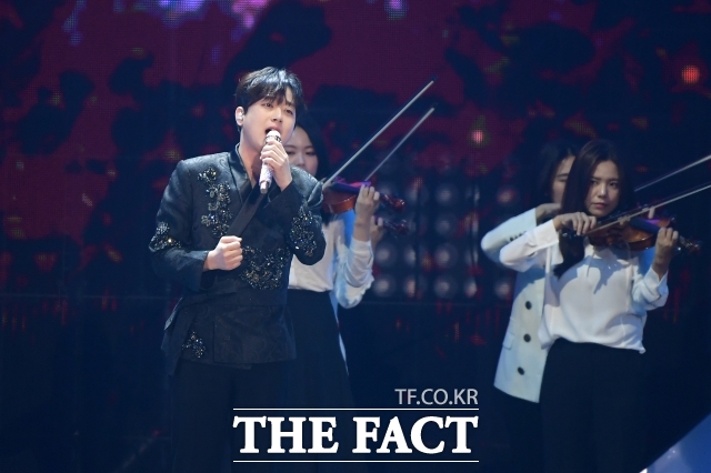 이찬원의 서울 앙코르 콘서트, '찬가 : 찬란한 하루'가 9일과 10일, 서울 올림픽공원 KSPO DOME에서 전국투어의 대미를 장식했다. 사진은 이찬원이 더팩트 뮤직 어워즈에서화려한 무대를 펼치고 있다. /더팩트 DB