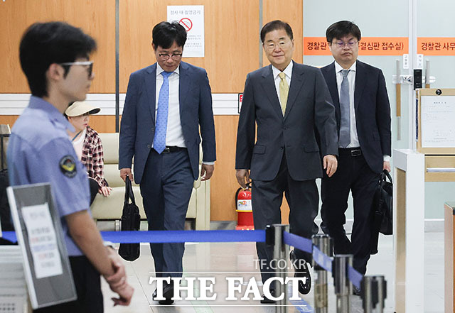 사드 기밀 유출 관련 직권남용권리행사방해 등 혐의를 받는 정의용 전 국가안보실장(왼쪽)과 정경두 전 국방부 장관이 11일 오전 서울 서초구 서울중앙지법에서 열린 공판에 출석하고 있다. /서예원 기자