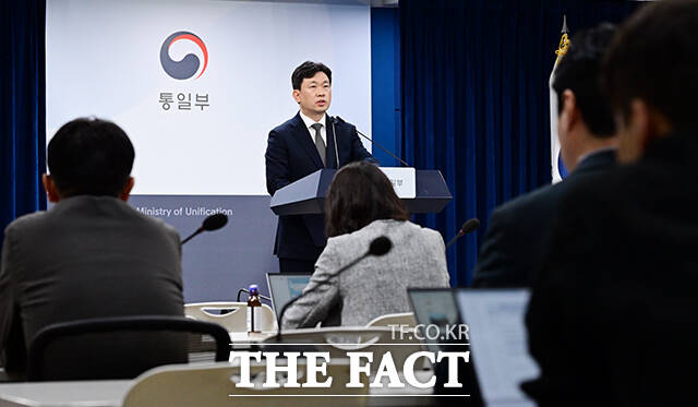 윤민호 통일부 대변인이 11일 오전 서울 종로구 정부서울청사에서 현안 관련 정례브리핑을 하고 있다. /임영무 기자