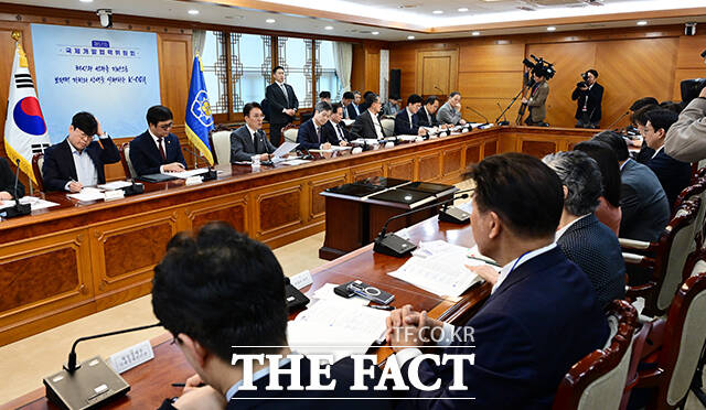 김민석 국무총리가 11일 오후 서울 종로구 정부서울청사에서 열린 국제개발협력위원회 회의에 참석해 모두발언을 하고 있다. /임영무 기자