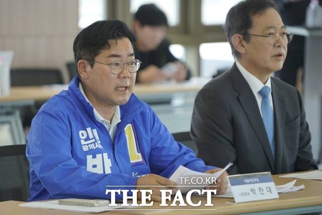 박찬대 더불어민주당 인천시장 후보가 인천신항 신광컨테이너터미널에서 열린 인천항 미래산업 플랫폼 조성 및 항만 운영 안정화 정책 간담회에서 인사말을 하고 있다. /박찬대 캠프