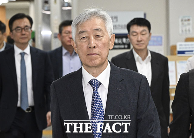 급식 일감 몰아주기로 계열사 삼성웰스토리를 부당 지원한 혐의를 받는 최지성 전 삼성전자 미래전략실장이 11일 오전 서울 서초구 서울중앙지방법원에 열린 공판에 출석하고 있다. /서예원 기자