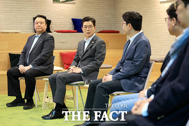 정원오 더불어민주당 서울시장 후보가 11일 서울 마포구 LG사이언스파크를 방문해 LG AI 첨단운전자 모니터링 시스템을 체험하고 있다. /국회사진기자단