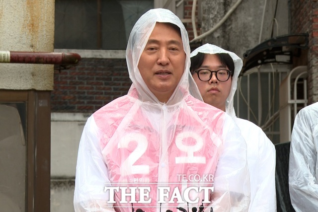 오세훈 국민의힘 서울시장 후보가 11일 서울 구로구 주택가 단지 일대에서 열린 부동산지옥 시민대책회의 기자회견에서 발언하고 있다. /구로구=김기범 기자