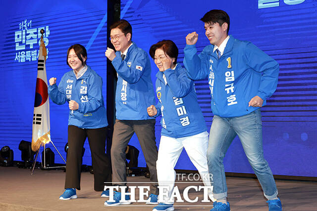 달리는 포즈로 필승 퍼포먼스 진행하는 김선우 서대문구의원 후보와 정원오 서울시장 후보, 김미경 은평구청장 후보, 임규호 서울시의원 후보(왼쪽부터).