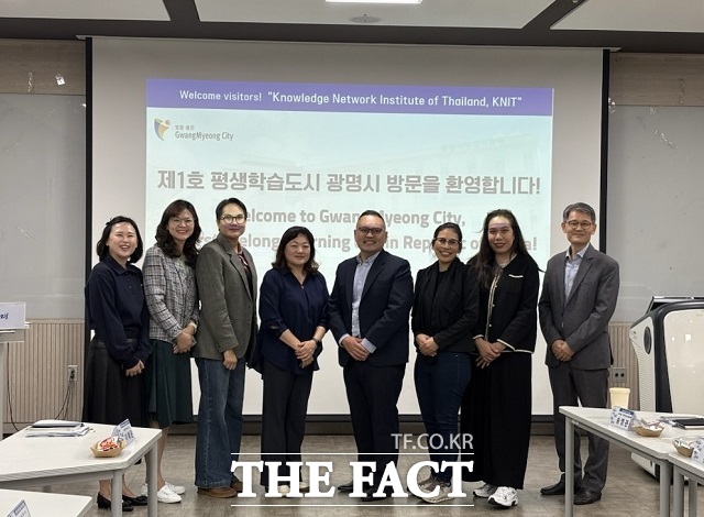 태국 지식네트워크연구소 관계자들이 11일 광명시 평생학습 정책과 우수사례를 벤치마킹하기 위해 광명시 평생학습원을 방문한 뒤 기념사진을 촬영하고 있다. /광명시