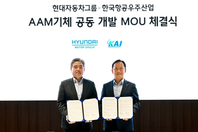 현대차그룹이 KAI와 업무협약을 체결하며 미래 모빌리티 개발을 위한 사업 추진에 속도가 붙을 것이라는 전망이 나온다. 사진은 MOU 체결 당시 사진. (왼쪽부터)현대차그룹 장재훈 부회장, KAI 김종출 사장. /현대차