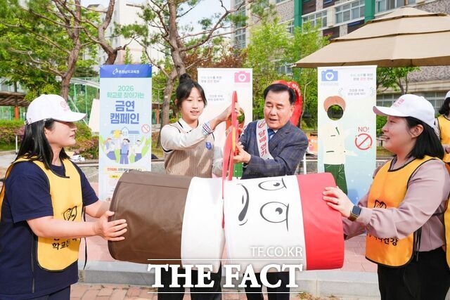 김지철 충남도교육감이 홍성 내포중학교에서 ‘학교로 찾아가는 금연 캠페인’ 행사 중 담배를 칼로 자르는 퍼포먼스를 진행하고 있다. /충남도교육청