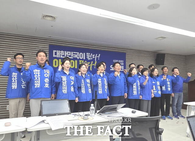 더불어민주당 오세현 아산시장 후보가 아산 지역 국회의원·도의원·시의원 후보들과 함께 승리를 다짐하고 있다. /정효기 기자