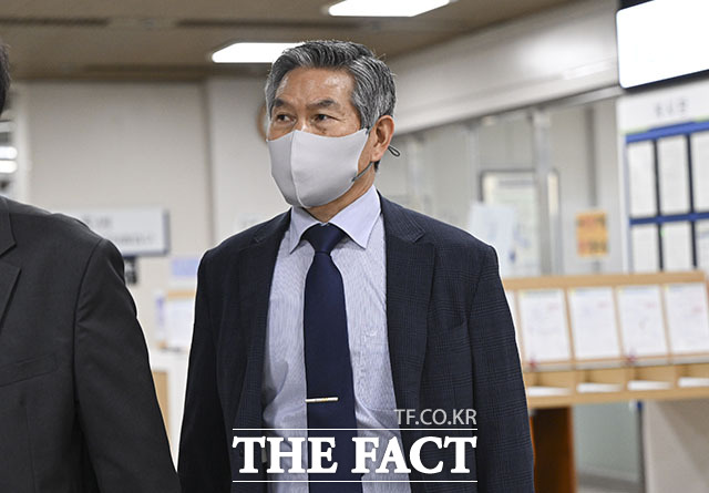 사드 기밀 유출 관련 직권남용권리행사방해 등 혐의를 받는 정의용 전 국가안보실장(왼쪽)과 정경두 전 국방부 장관이 11일 오전 서울 서초구 서울중앙지법에서 열린 공판에 출석하고 있다. /서예원 기자