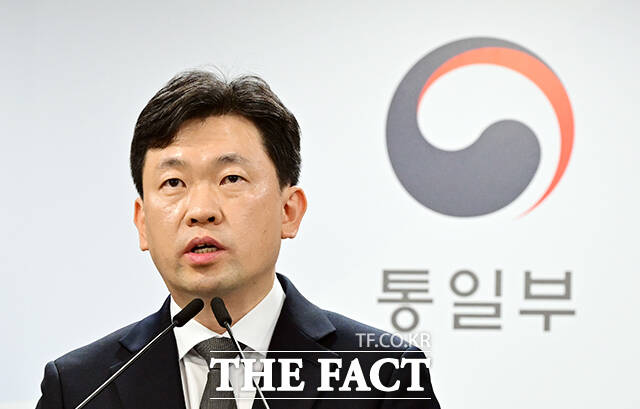 윤민호 통일부 대변인이 11일 오전 서울 종로구 정부서울청사에서 현안 관련 정례브리핑을 하고 있다. /임영무 기자