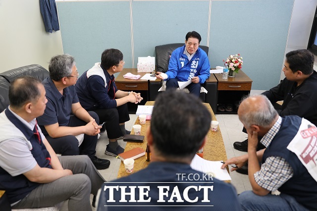 최대호 더불어민주당 안양시장 후보가 11일 오전 선거사무소에서 민주노총 경기중부지부들과의 정책간담회를 갖고 있다. /최대호 후보 캠프