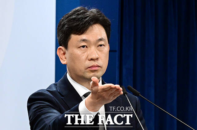 윤민호 통일부 대변인이 11일 오전 서울 종로구 정부서울청사에서 현안 관련 정례브리핑을 하고 있다. /임영무 기자