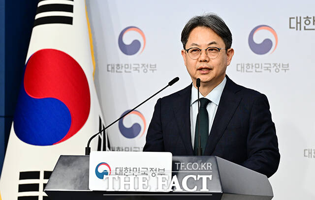 김성훈 인사혁신처 차장이 11일 오후 서울 종로구 정부서울청사 별관에서 공무원 임용령, 개방형 공모직위 규정, 전문직고무원 인사규정 개정안과 관련해 브리핑을 하고 있다. /임영무 기자