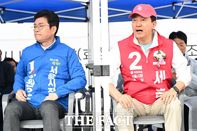정원오 더불어민주당 서울시장 후보(왼쪽)와 오세훈 국민의힘 서울시장 후보가 3일 오전 서울 용산구 효창운동장에서 열린 서울특별시장기 축구대회 개회식에 참석하고 있다. /남용희 기자