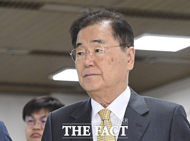 사드 기밀 유출 관련 직권남용권리행사방해 등 혐의를 받는 정의용 전 국가안보실장(왼쪽)과 정경두 전 국방부 장관이 11일 오전 서울 서초구 서울중앙지법에서 열린 공판에 출석하고 있다. /서예원 기자