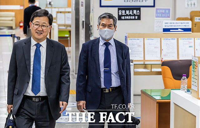 사드 기밀 유출 관련 직권남용권리행사방해 등 혐의를 받는 정의용 전 국가안보실장(왼쪽)과 정경두 전 국방부 장관이 11일 오전 서울 서초구 서울중앙지법에서 열린 공판에 출석하고 있다. /서예원 기자