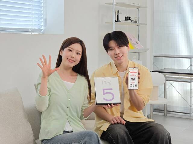 삼성전자 모델이 '갤럭시S26 패밀리 페스타' 확대 운영 소식을 전하고 있다. /삼성전자